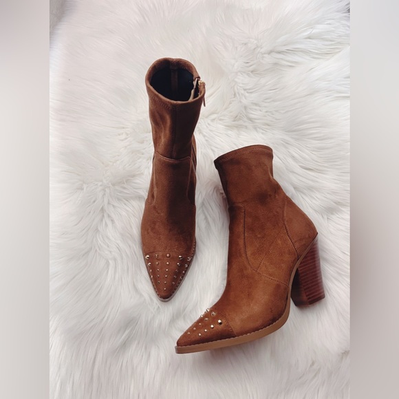 MICHAEL KORS
Dover Studded Faux Suede Boot✨brand new - Picture 2 of 7